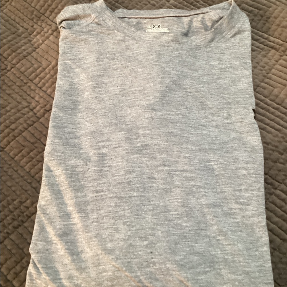 Under Armour Heather Gray Crewneck Tee. 377